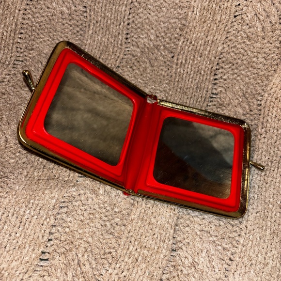 Vintage 50’s Gold Tone Double Compact Mirror Padded Sides Kiss Lock 4" - Picture 3 of 3